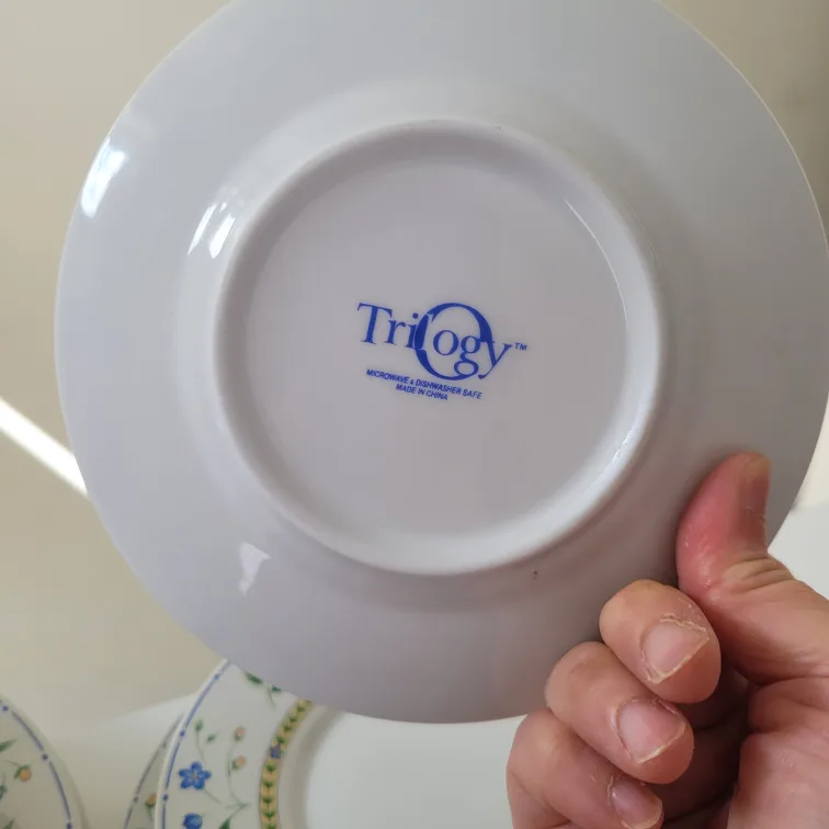 Set of 16 Soup Bowls & Dishes image indicator(6)