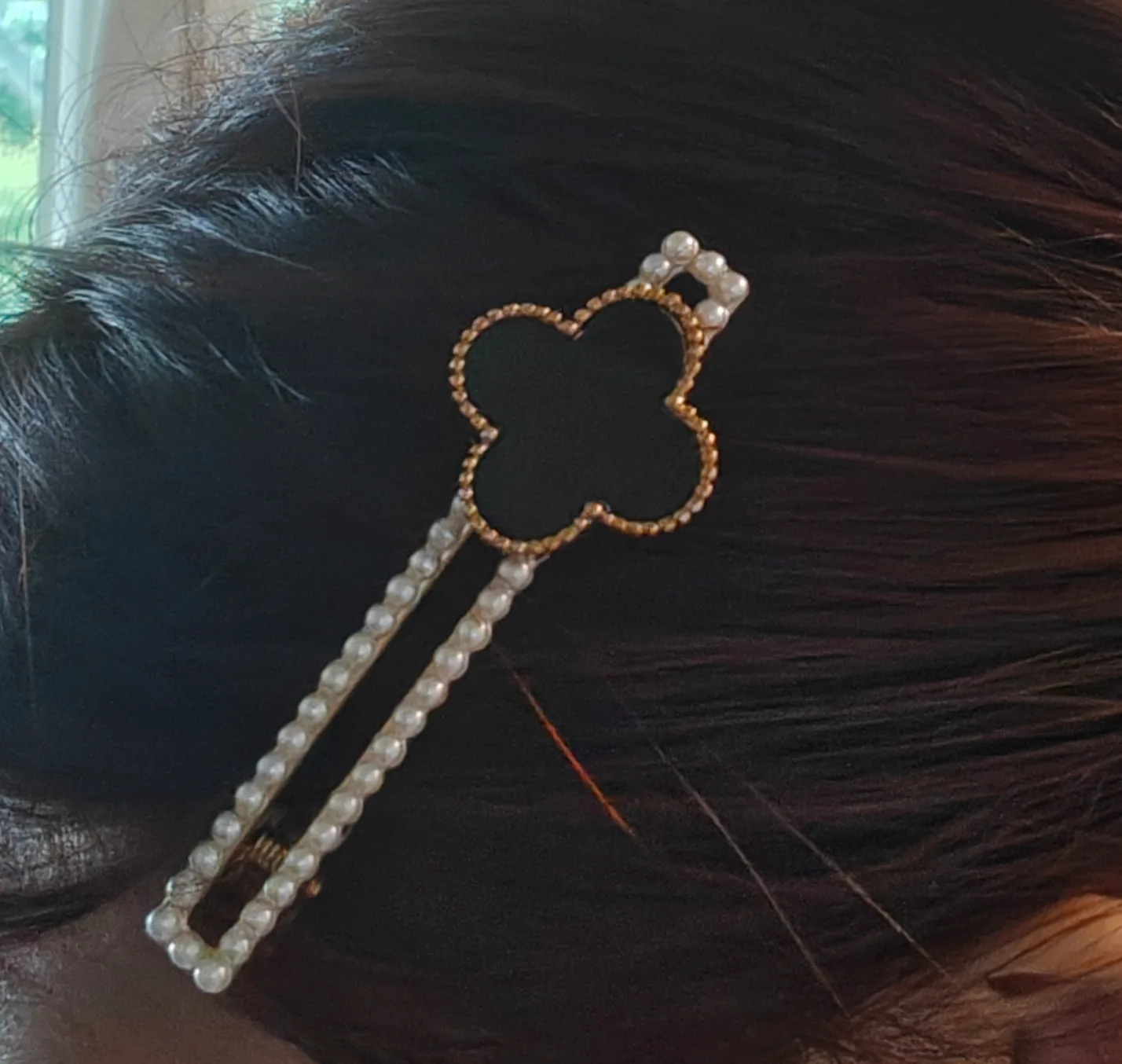 Clover Hair Clip - Black & Pearl 💖🧡 image indicator(2)