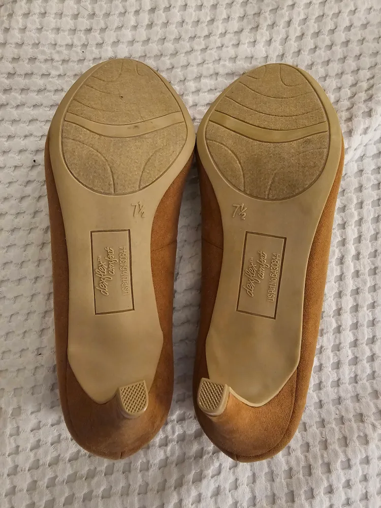 Dexflex Suede Heels - 7.5M image indicator(2)