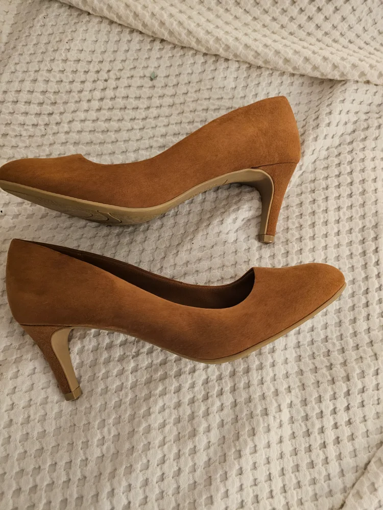 Dexflex Suede Heels - 7.5M image indicator(3)