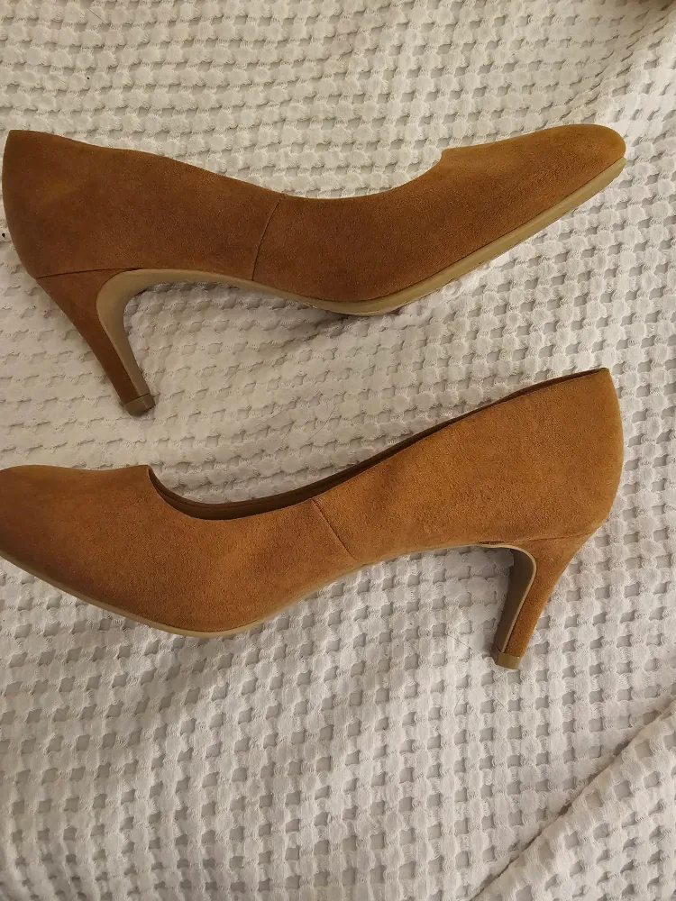 Dexflex Suede Heels - 7.5M image indicator(4)