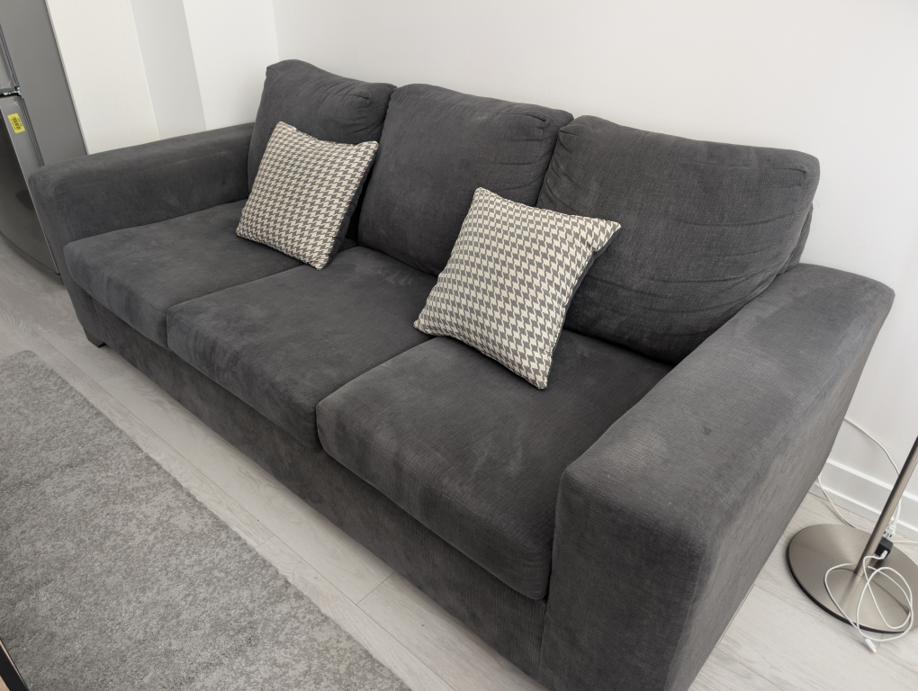 Leon's Grey 3-Seater Sofa - Great Condition - photo 5