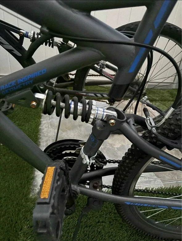 CCM Vandal Mountain Bike - Blue/Black image indicator(2)