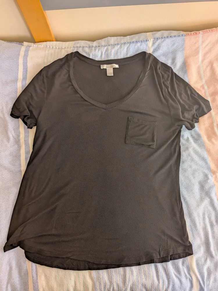 SW Essentials Black V-Neck T-Shirt - Size Large thumbnail