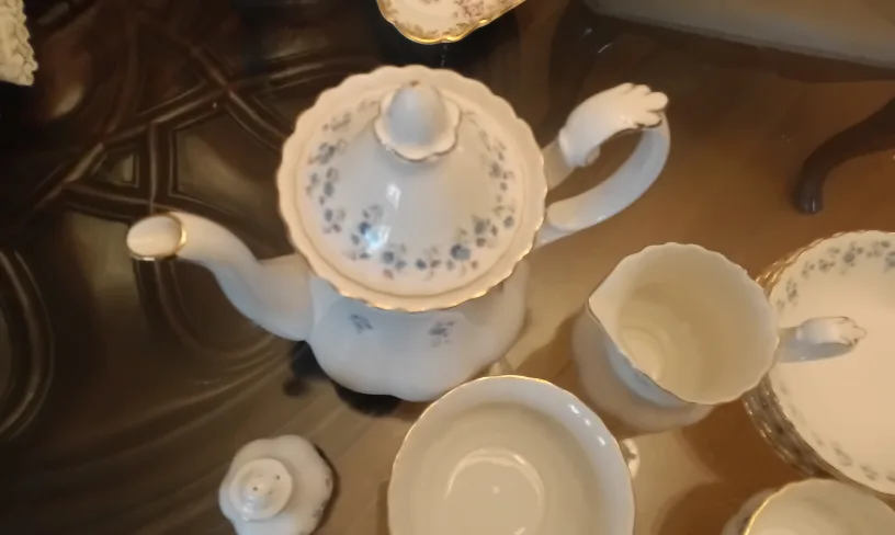 Royal Albert " Memory Lane " Collection image indicator(2)