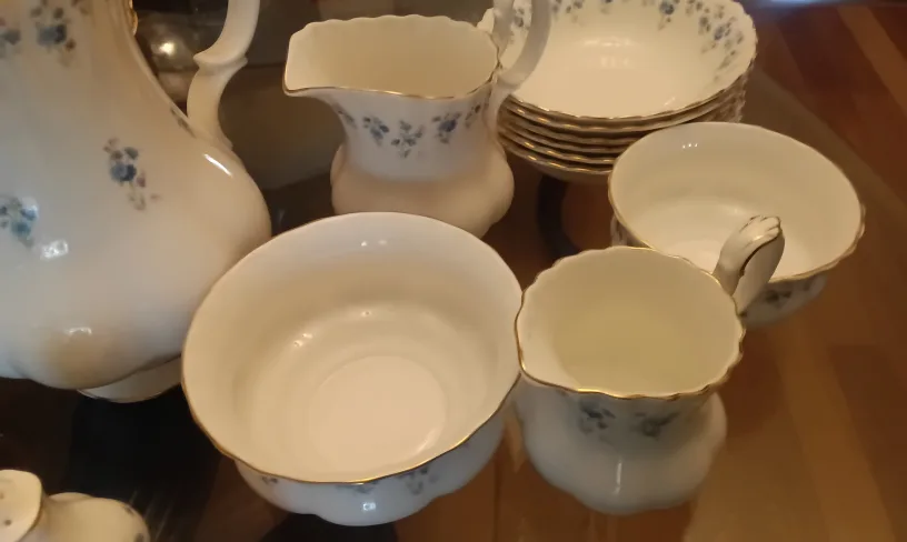 Royal Albert " Memory Lane " Collection image indicator(4)