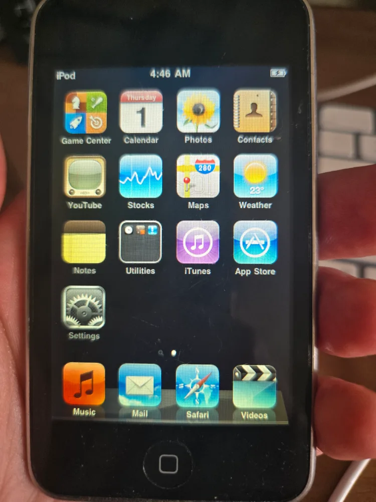 8GB iPod Touch 2008 2nd Gen thumbnail