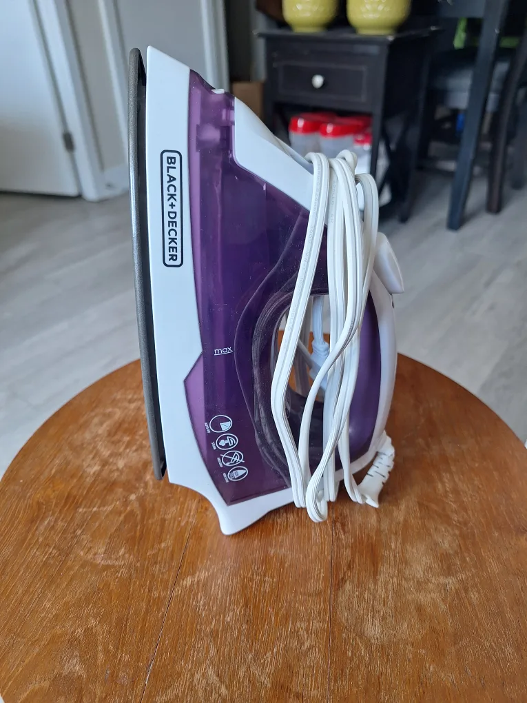 Black+Decker Easy Steam Iron - brand new in original packaging image indicator(3)