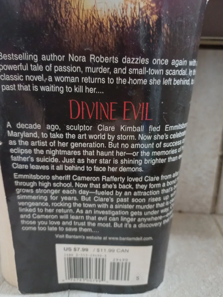 🇨🇦 Free book: Divine Evil by Nora Roberts image indicator(2)