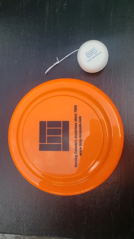 🇨🇦 Free Toys Frisbee and a Yoyo thumbnail
