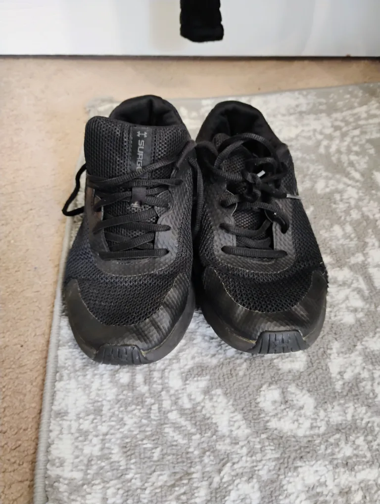 Under Armour Surge Black Running Shoes thumbnail