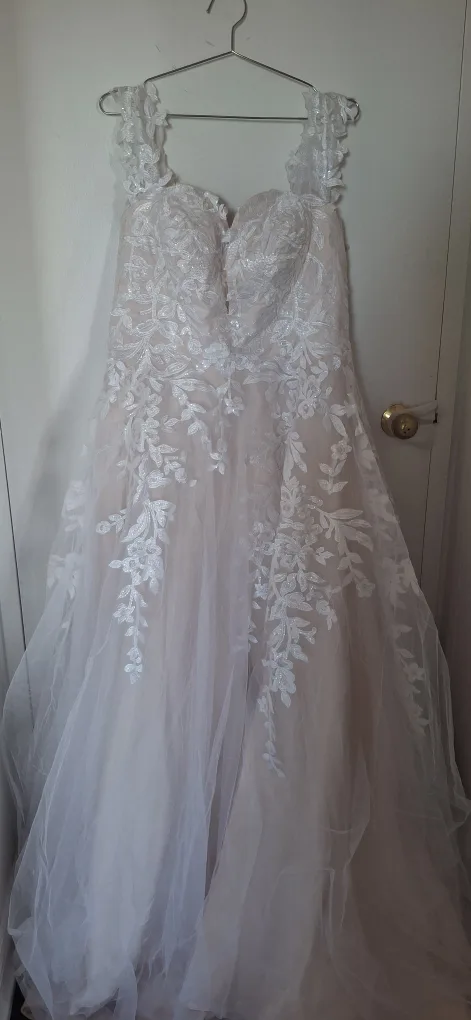 Beautiful Boho Wedding Dress with Floral Lace.🍁 thumbnail