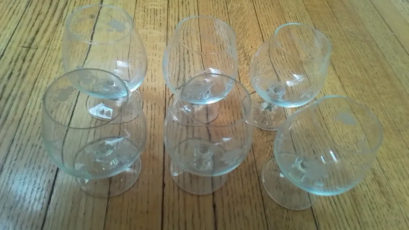 Set of 6 Brandy Glasses with Grapevine Design image indicator(3)