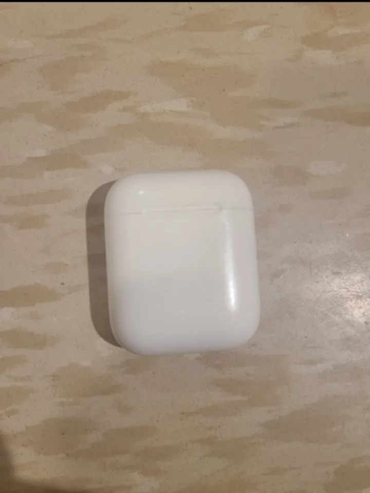 Apple AirPods 2nd Generation - Great Condition! image indicator(4)