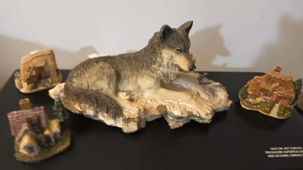 Wolf Figurine with Cottage Miniatures thumbnail