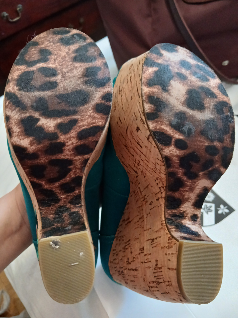 Betsey Johnson Blue Heels SIZE 7.5 - photo 3