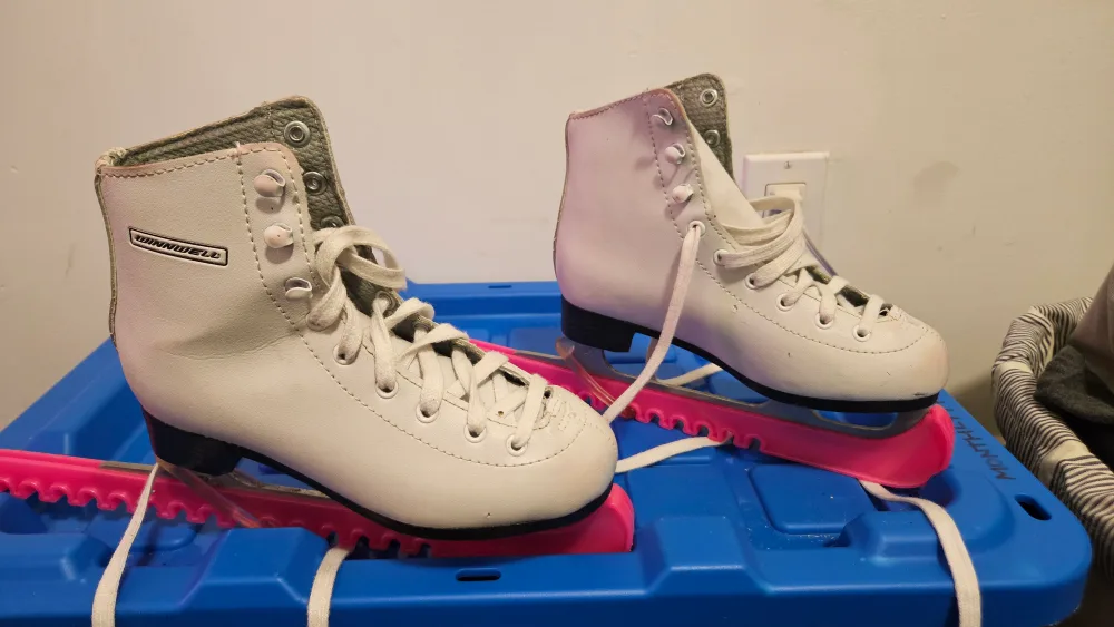 Winnwell Girls Figure Ice Skates - Size 1J (8⅓ blades) thumbnail