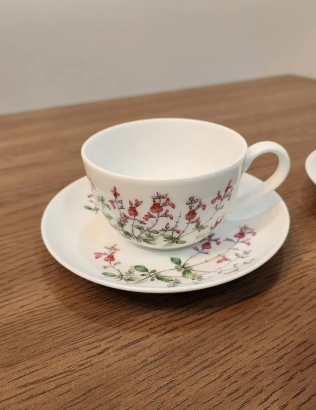 Floral Tea Cup and Saucer Set image indicator(2)