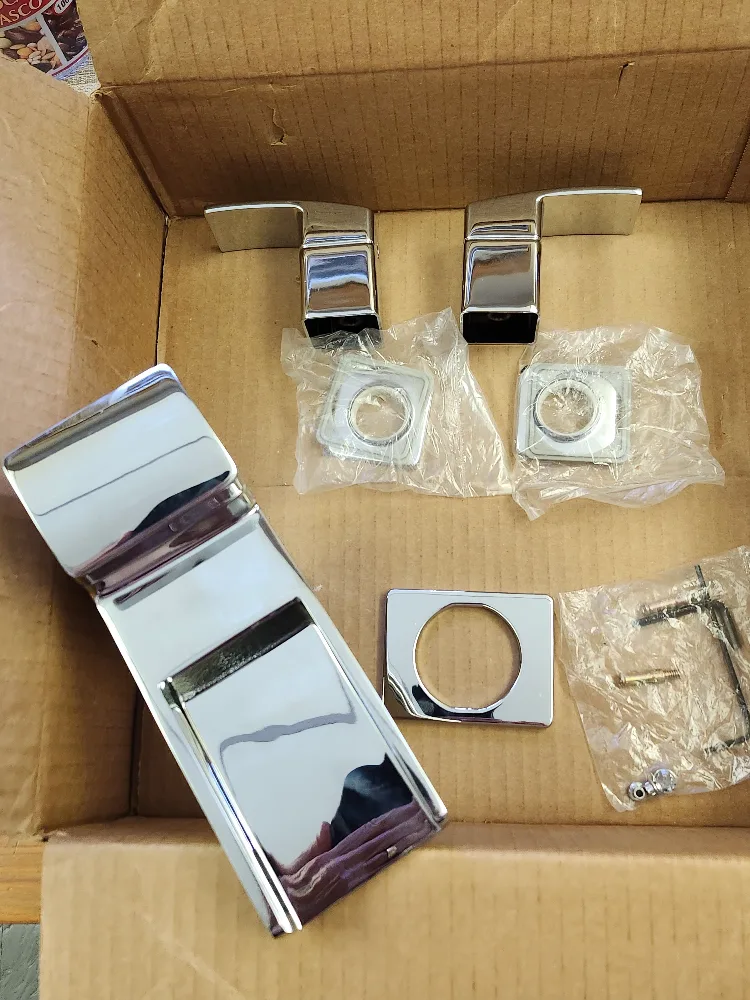 Chrome Bathroom Faucet Set - New in Box image indicator(2)