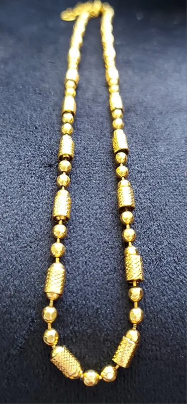 Pretty gold-tone necklace. image indicator(2)