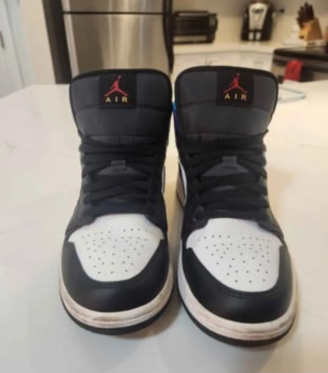 Air Jordan 1 Mid, size 9 mens image indicator(2)