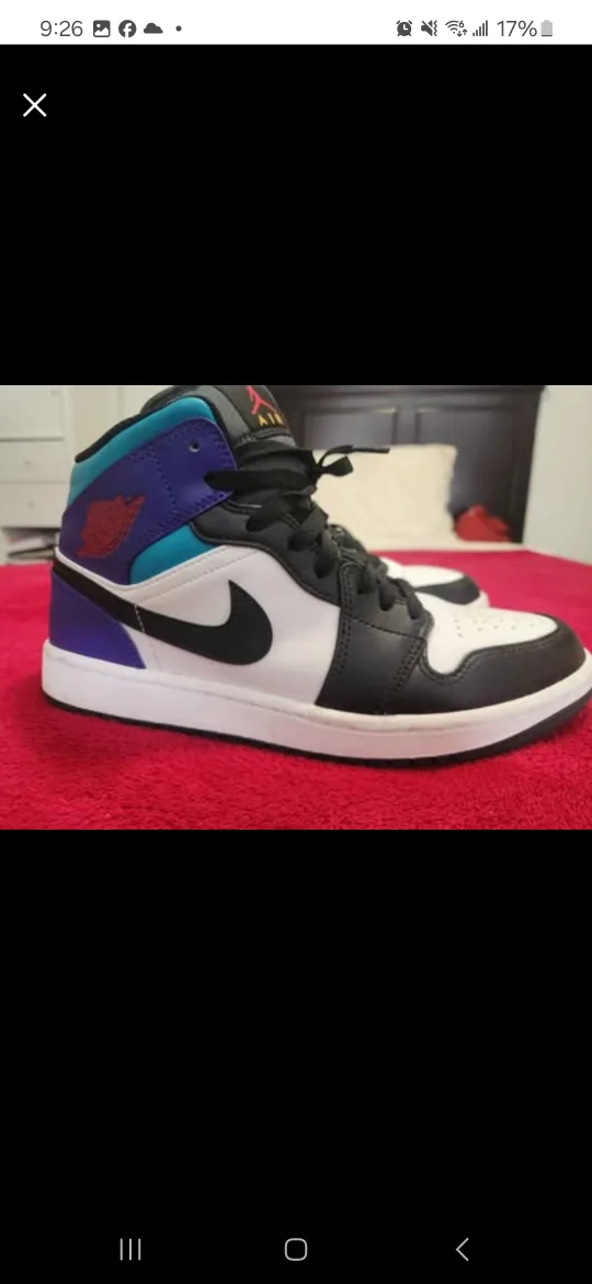 Air Jordan 1 Mid, size 9 mens image indicator(4)
