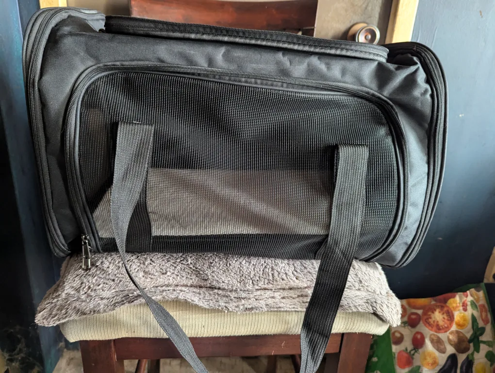 two new pet carriers image indicator(2)