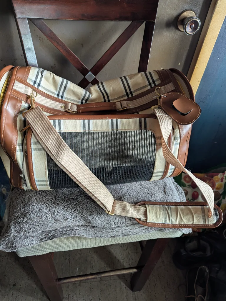 two new pet carriers image indicator(5)