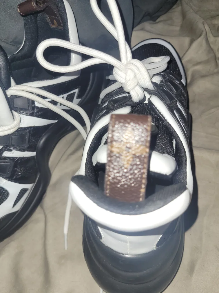 Louis Vuitton Black & White Sneakers thumbnail