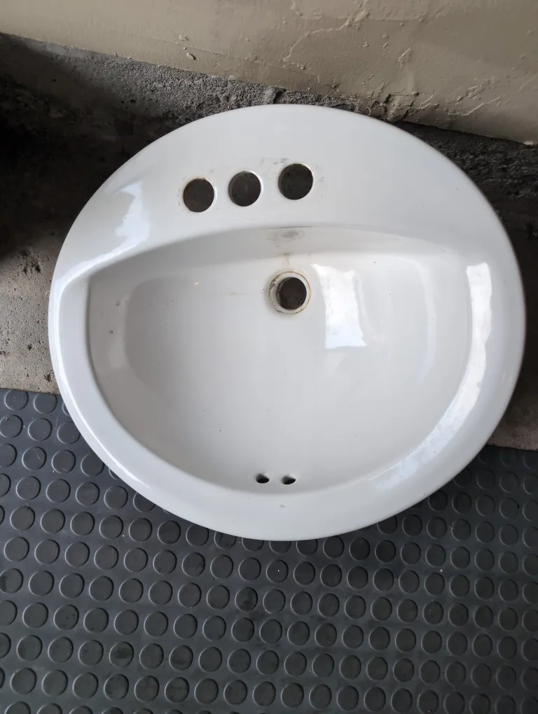 White Bathroom Sink thumbnail