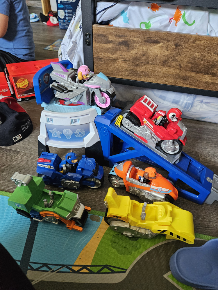 Paw Patrol Moto Pups Playset with 6 Motorcycles