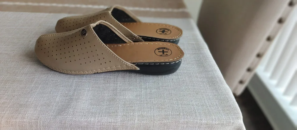 New womens Beige Leather Mules Size 8 image indicator(4)