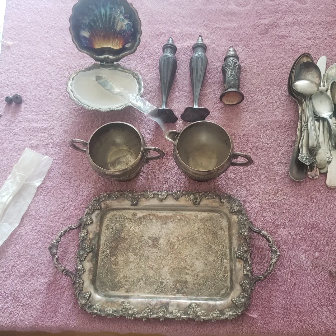 Heirloom Silverware Set in Wooden Case image indicator(8)