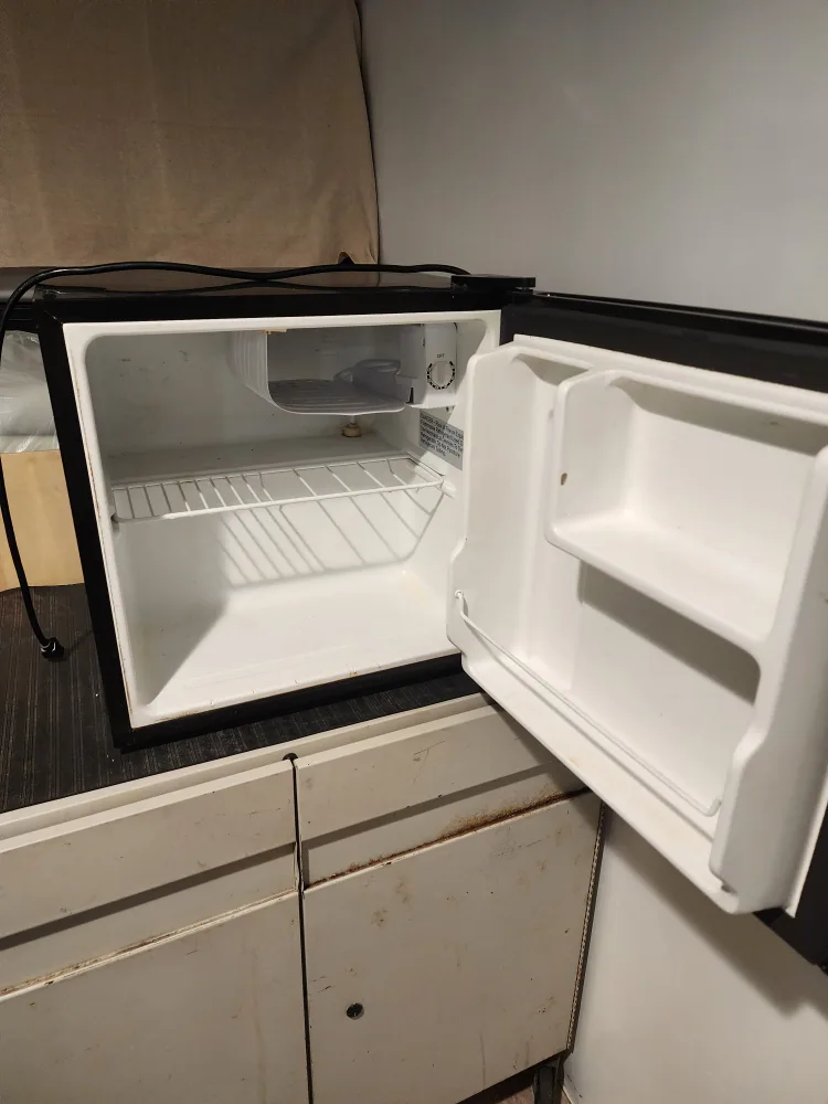 Midea WHS-65LB1 Compact Refrigerator thumbnail