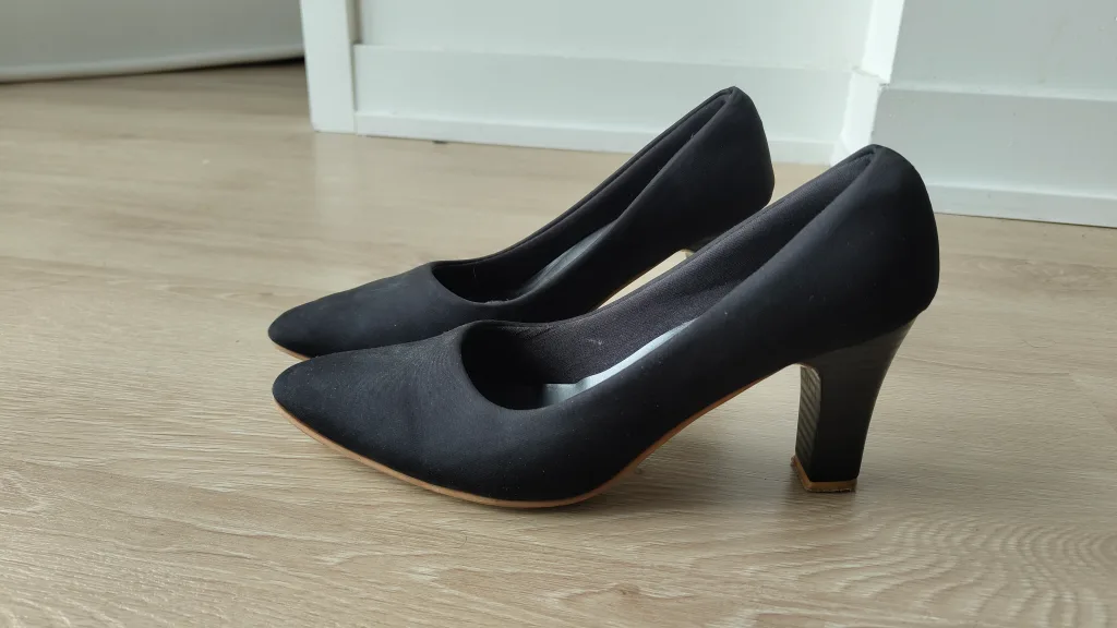 Black heels - US size 8🧡🇨🇦 thumbnail
