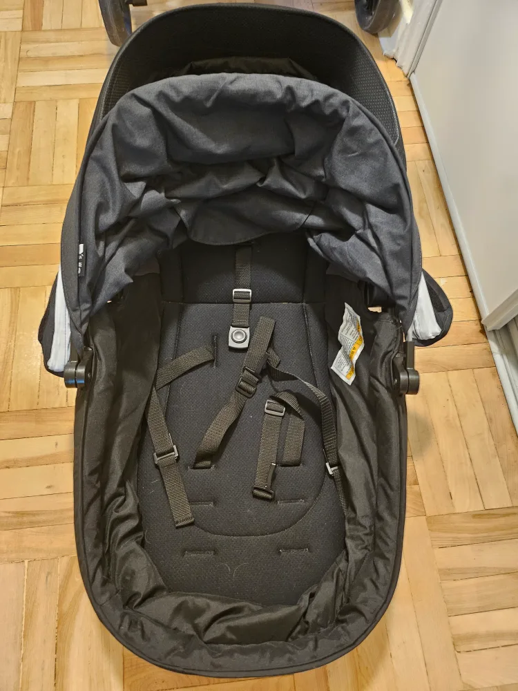 *Like New* GRACO Modes Pramette Travel System (Carseat included) image indicator(3)