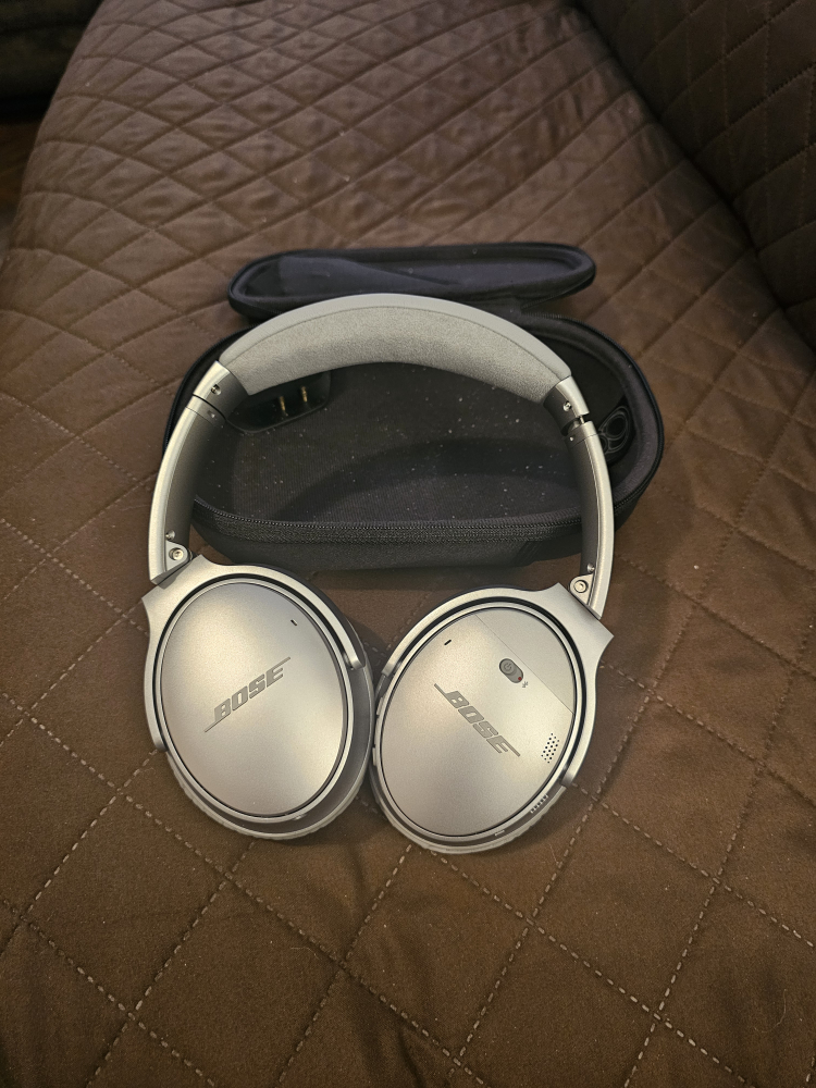 Bose QuietComfort 45 Silver Headphones w/ Case