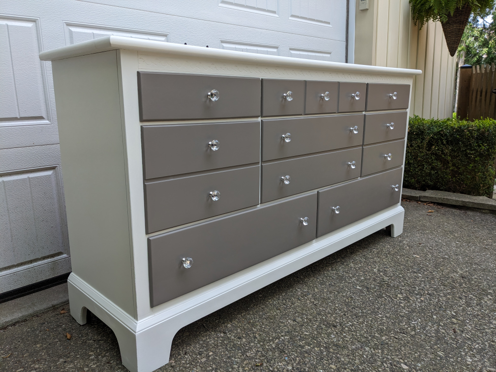 8 Drawer Dresser In Solid Wood -Like New - photo 2