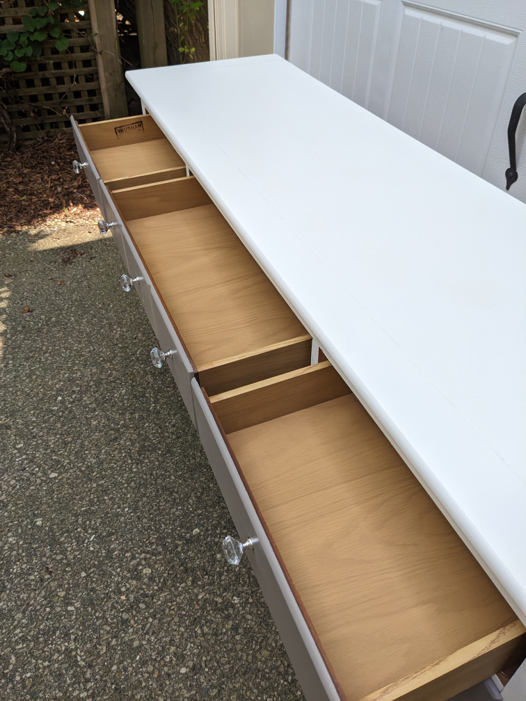 8 Drawer Dresser In Solid Wood -Like New - photo 5