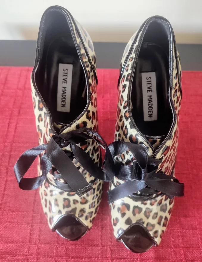 Women's size 7 Steve Madden Leopard Print Peep Toe Heels thumbnail