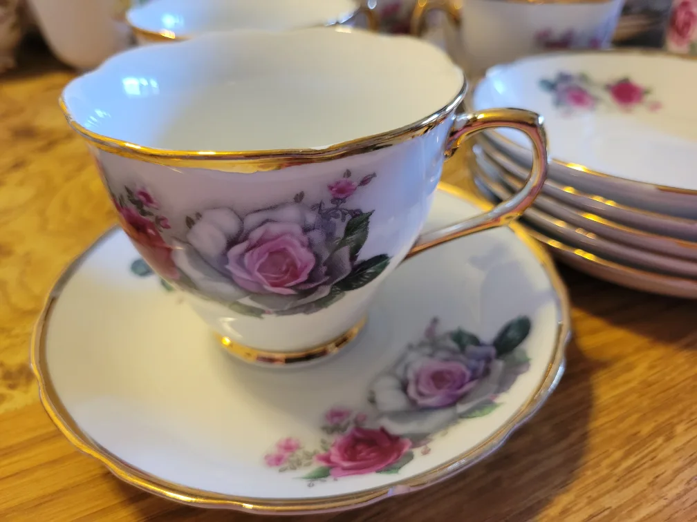 Vintage Floral Tea Cup and Saucer Set🇨🇦 thumbnail