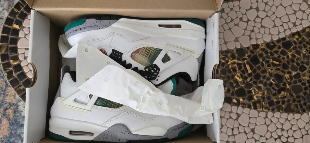 Jordan Air 4 Retro White/Black-University Red - Size 8 thumbnail