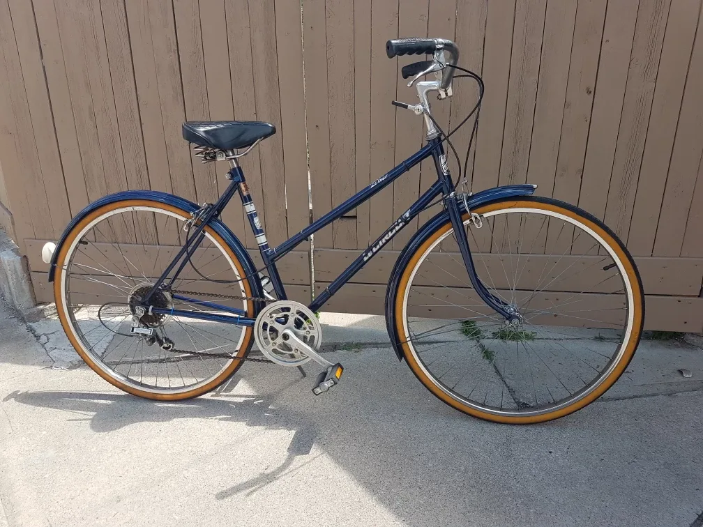 Ladies blue vintage Le Circuit 5 speed cruiser bike thumbnail