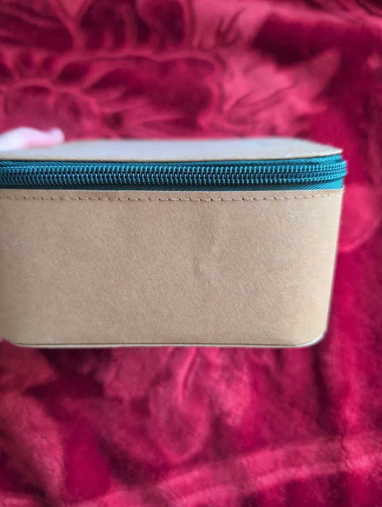 The Body Shop Small Square Case 🇨🇦 image indicator(2)