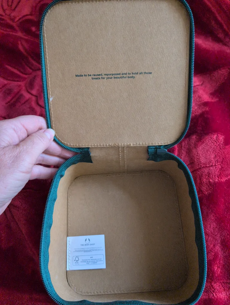 The Body Shop Small Square Case 🇨🇦 image indicator(3)