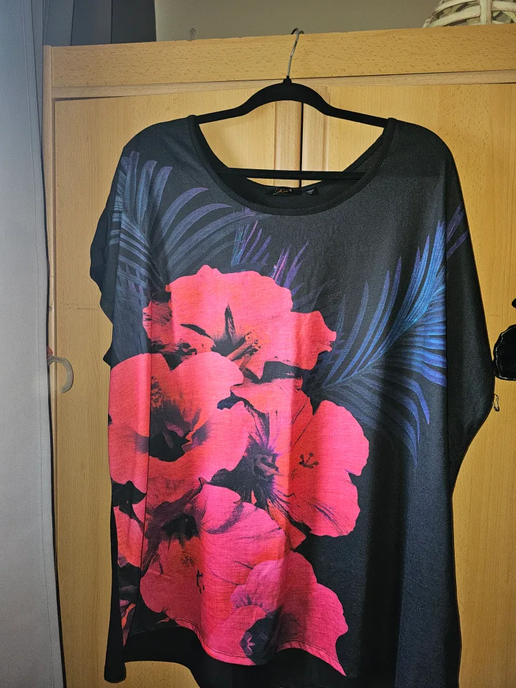 Desco Women's Black Floral Top - Size 3X thumbnail