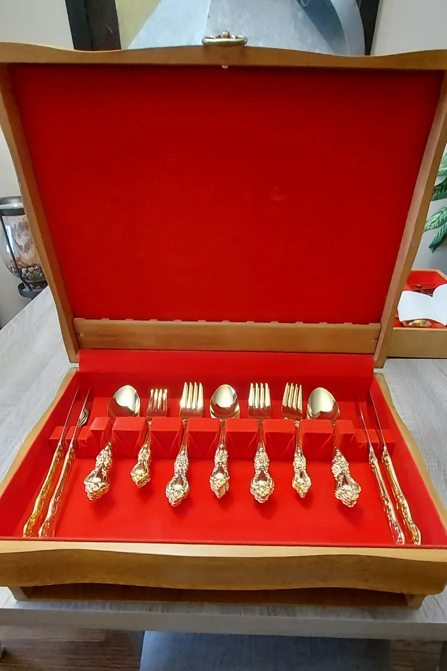 Golden La Paree Flatware Set with Case thumbnail