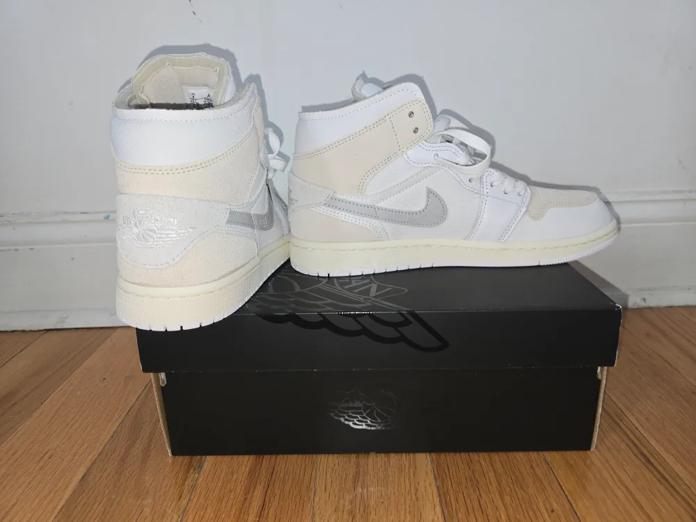 Nike Air Jordan 1 Mid White Onyx image indicator(2)