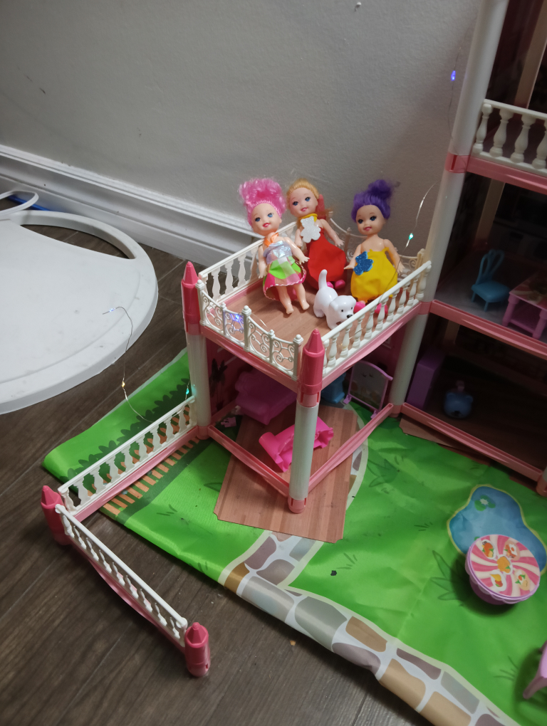 Kids Dollhouse (Many Items Included, read description) - photo 2