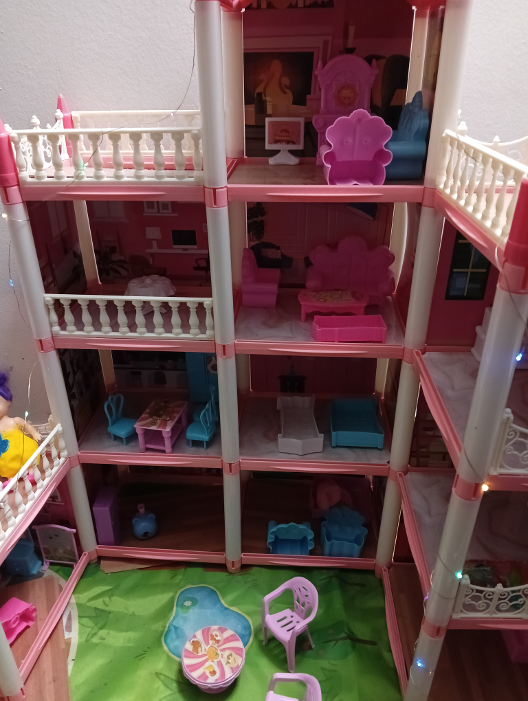 Kids Dollhouse (Many Items Included, read description) - photo 3